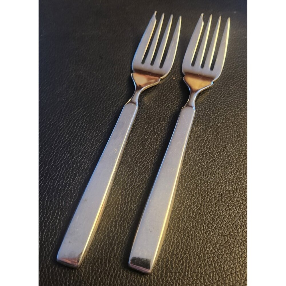 Pair REED & BARTON DIANA GLOSSY STAINLESS FLATWARE KOREA INDIDIVUAL FISH FORKS - Picture 2 of 6